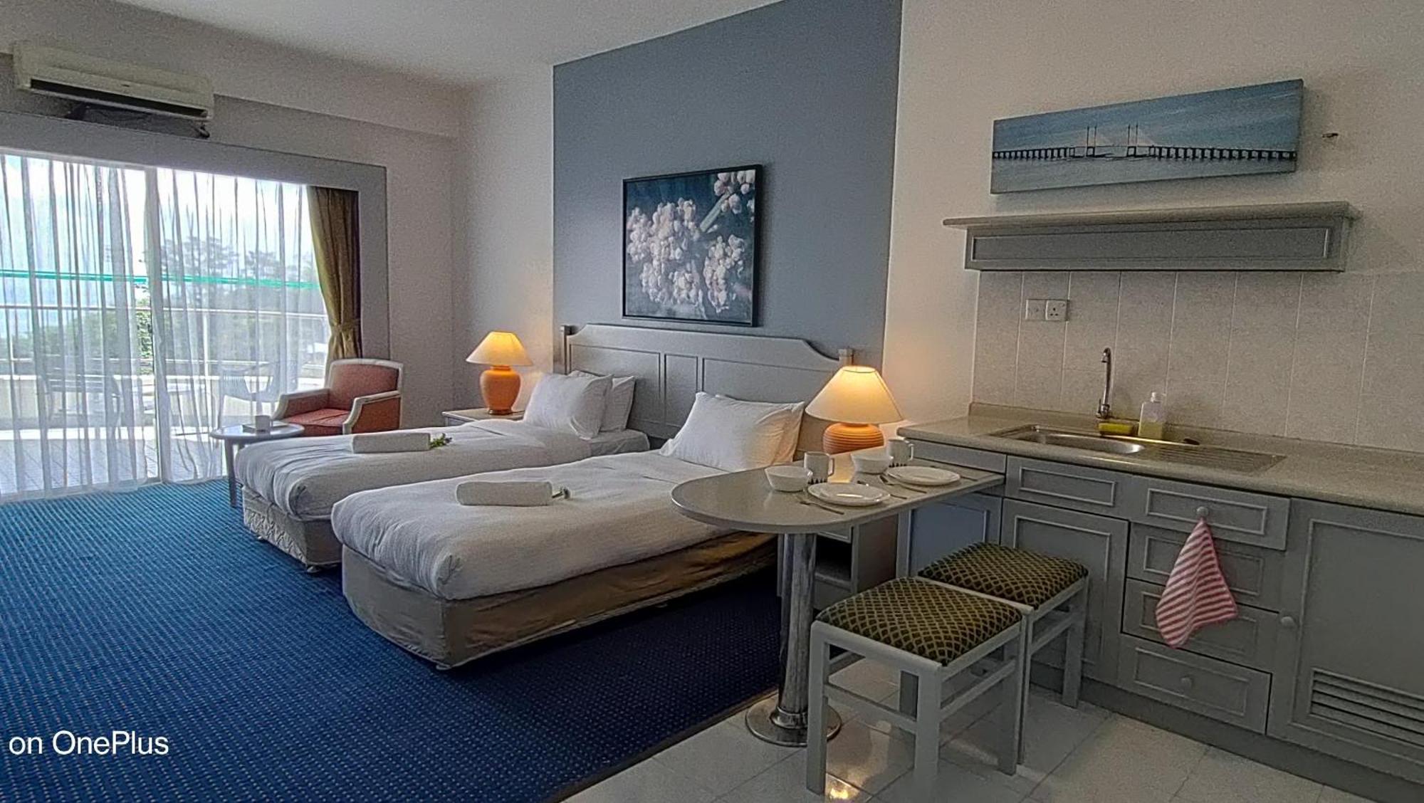 Rainbow Paradise At Tanjung Bungah Tanjung Bungah  Room photo